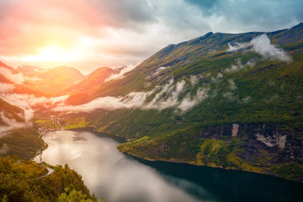 Geiranger fjord bij zonsondergang — Stockfoto