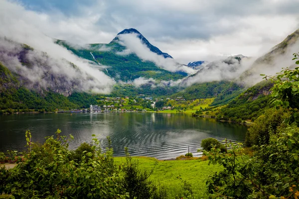 曇り空の山の風景 — ストック写真