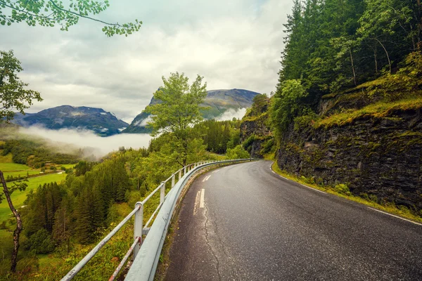 Paysage avec route de montagne — Photo