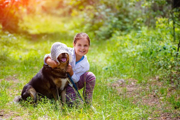 Kleines Mädchen spielt mit Hund — Stockfoto