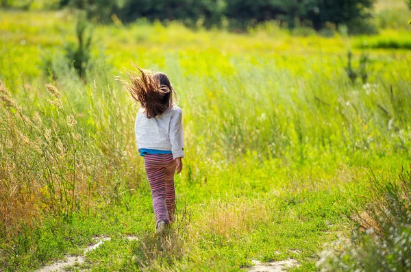 Bambina che corre sul campo — Foto Stock