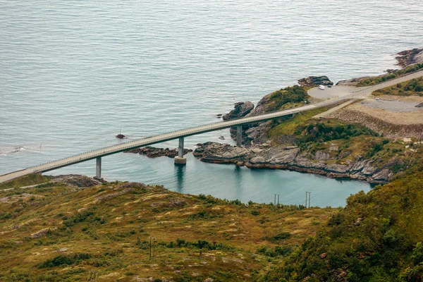 Vista desde la montaña en el puente de fiordo ingenio — Foto de Stock