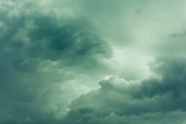 Cielo nuvoloso di colore verde — Foto Stock