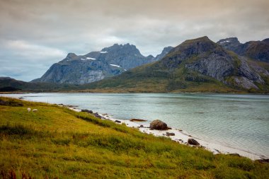 Akşam kayalık plaj