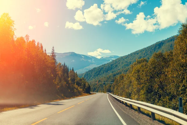 gün batımında dağ yolu