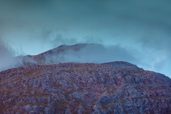 Cielo nublado nocturno sobre las montañas — Foto de Stock