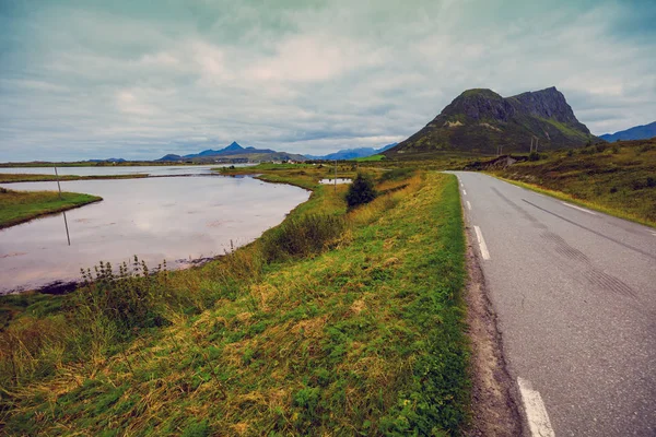 Route le long de fjorde — Photo