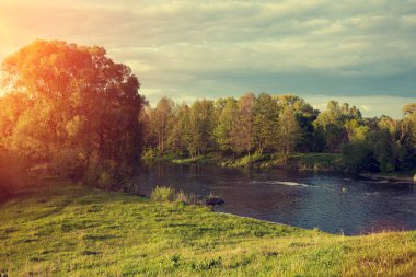 Gün batımında göl