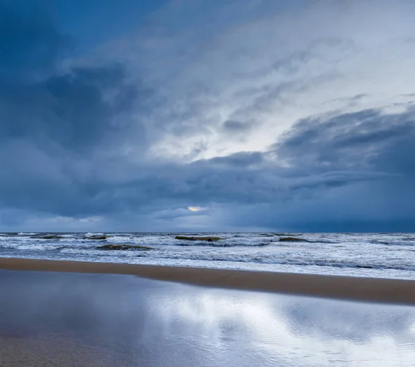 Playa desierta en un clima tormentoso — Foto de Stock