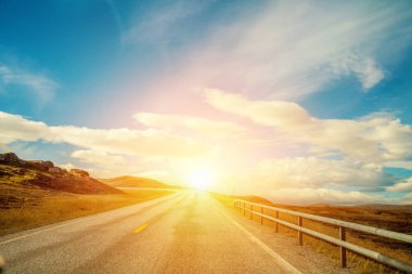 dağ yolda araba sürmek