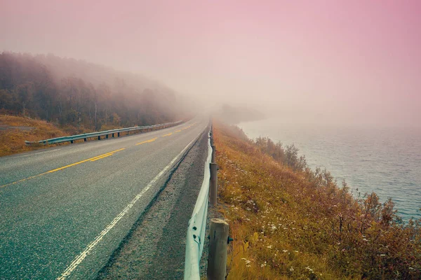 山の湖沿いの道路 — ストック写真