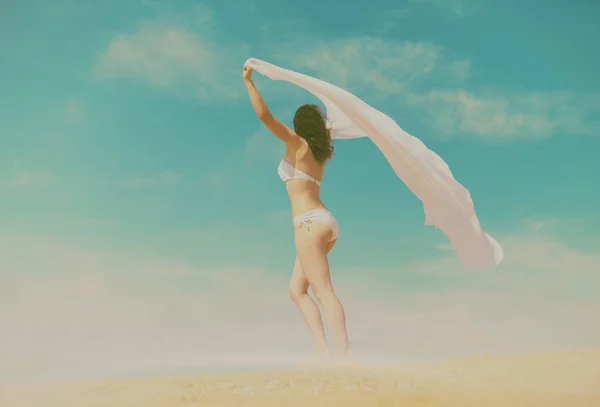 Jeune femme en bikini marchant contre le ciel bleu — Photo