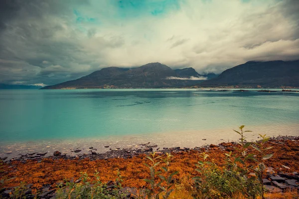 Fjord mit blauem Wasser bei stürmischem Wetter — Stockfoto