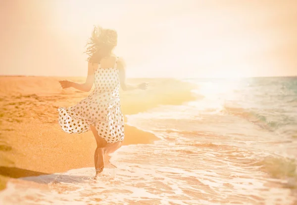 Mulher correndo na praia — Fotografia de Stock