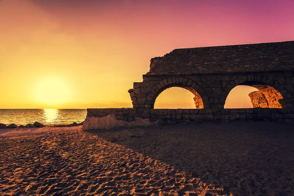 Pozostałości starożytnego rzymskiego akweduktu w starożytnym mieście Caesarea — Zdjęcie stockowe