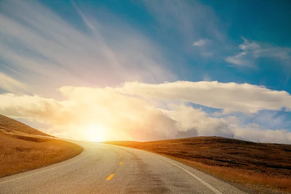 Conducir un coche en carretera de montaña — Foto de Stock