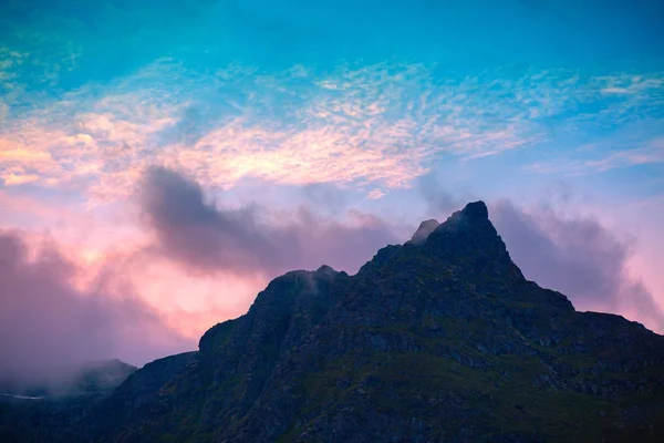 Die Spitze der Klippe am Abend — Stockfoto