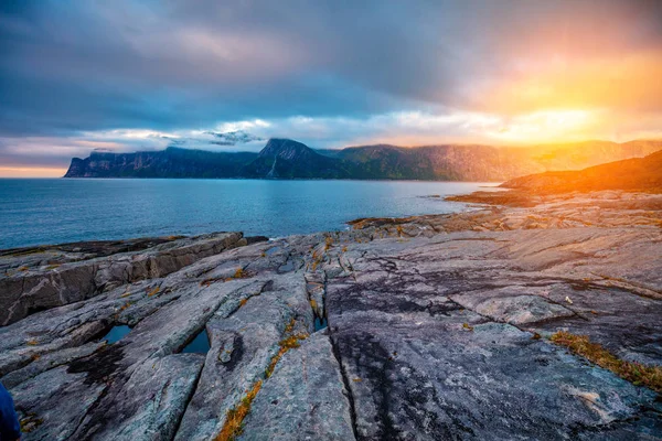 Öde klippstrand vid solnedgången — Stockfoto