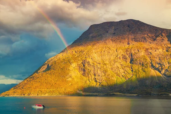 Rainbow on a background of mountains — Stock Photo, Image