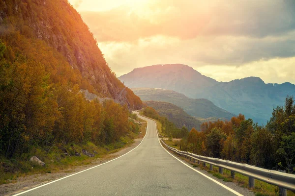 Route de montagne au coucher du soleil — Photo