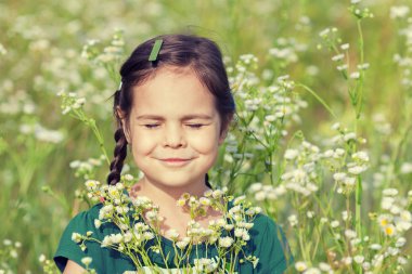 çiçek çayır üzerinde küçük kız