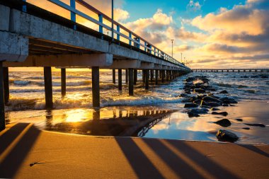 İskele ve günbatımı denizde