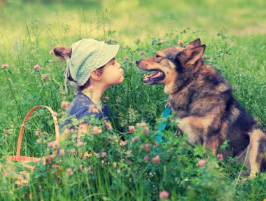Küçük kız bir köpekle oynamayı