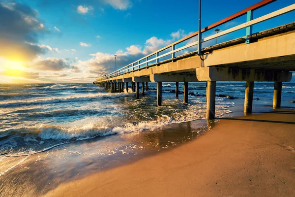 Muelle y mar al atardecer — Foto de Stock