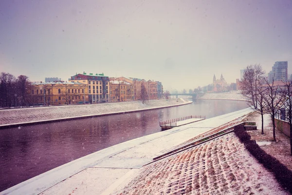 Набережная зимой в метель, Вильнюс , — стоковое фото