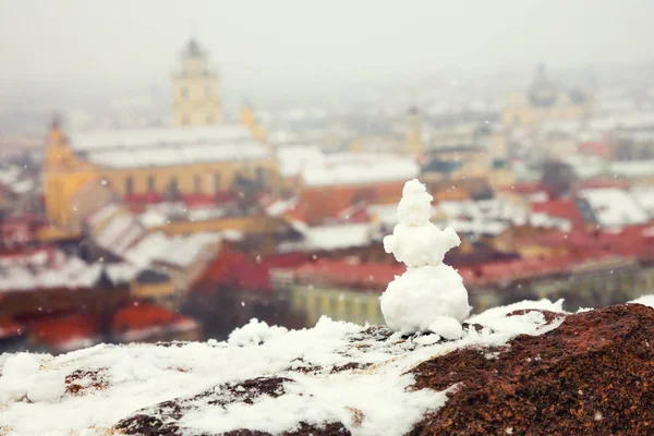 Boneco de neve contra o panorama de Vilnius — Fotografia de Stock