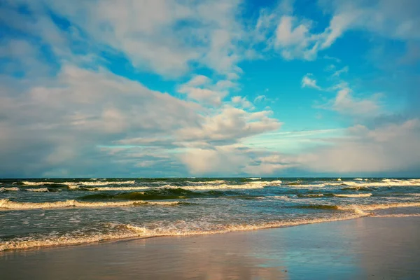 Riva mare con cielo nuvoloso — Foto Stock