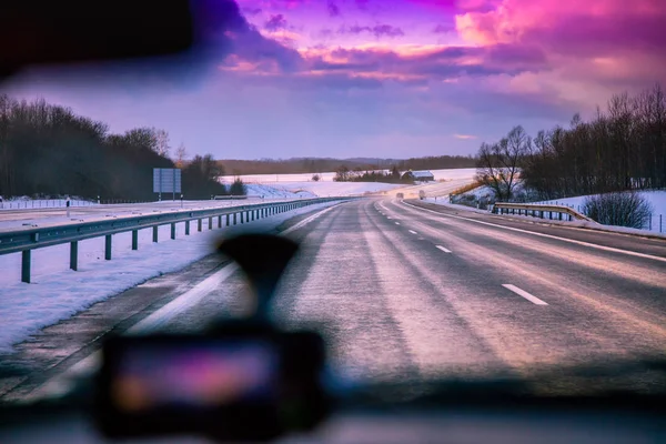 Besturen van een auto op de weg van een winter — Stockfoto