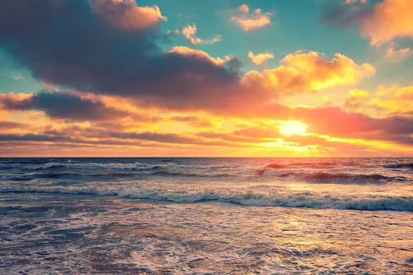 Havet och stranden i solnedgången — Stockfoto