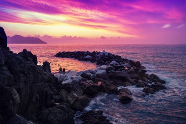 Günbatımı üzerinde kayalık sahil