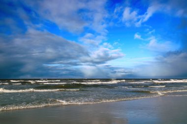 Bulutlu gökyüzü ile ıssız beach
