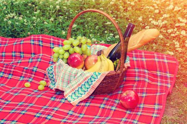 Paket üzerinde piknik sepeti