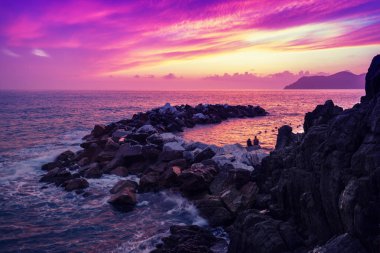 Günbatımı üzerinde kayalık sahil