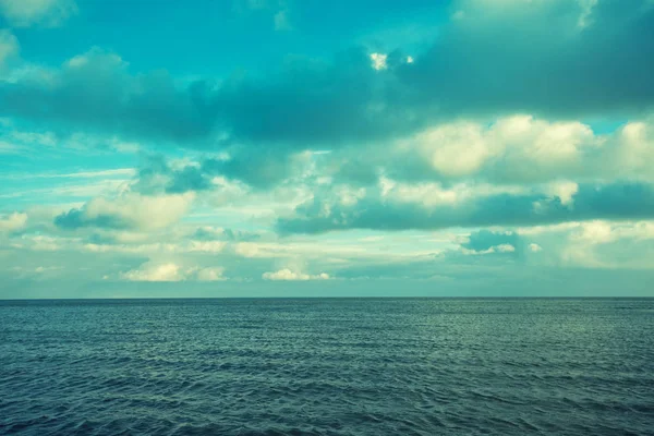 Bulutlu gökyüzü ile deniz — Stok fotoğraf