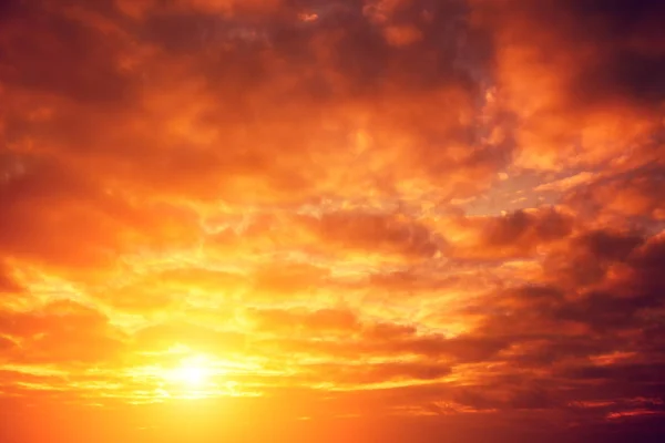 Bewölkter Himmel bei Sonnenuntergang — Stockfoto