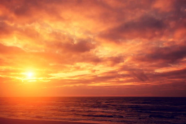 Puesta de sol sobre el mar — Foto de Stock