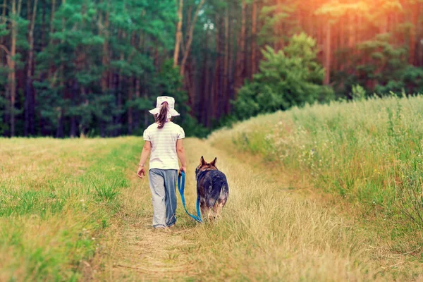 Küçük kız köpekle yürüyor. — Stok fotoğraf