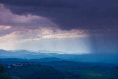 Dağ Vadisi üzerinde bulutlu yağmurlu gökyüzü
