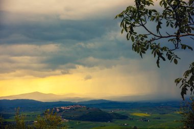 Tuscany Vadisi fırtınalı havalarda. İtalya'nın güzel natue