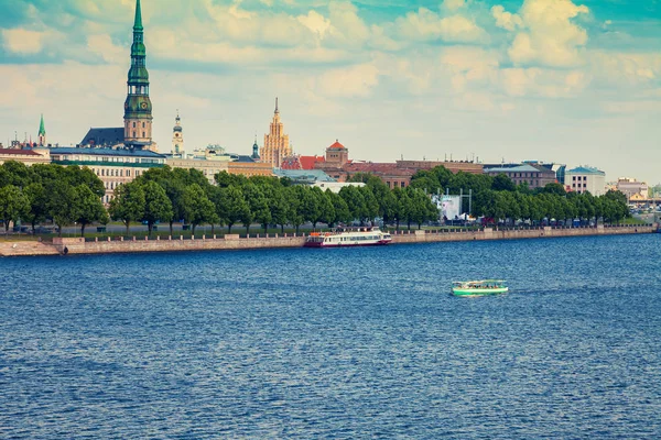 Embankment na cidade de Riga — Fotografia de Stock