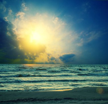 Denizin üzerinde güzel bir gün batımı