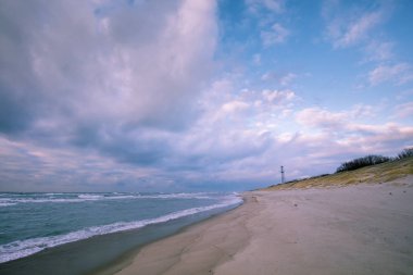 Issız sahil akşam. Baltık Denizi. Neringa, Curonian Spit, Litvanya