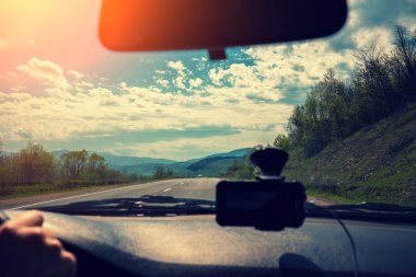 Ön cam görüntüleyin. Dağ yolda bir araba