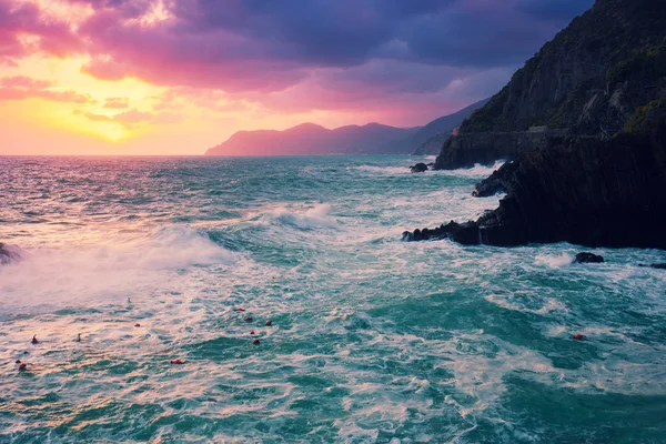 Puesta Sol Sobre Costa Rocosa Del Mar —  Fotos de Stock