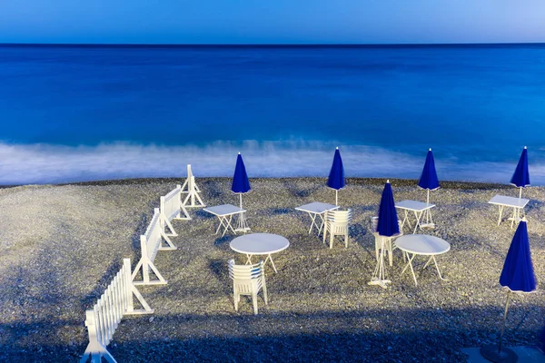 Praia Noturna Com Guarda Sóis Mesas Cadeiras — Fotografia de Stock