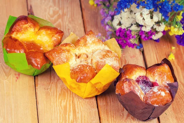 Trois Petits Pains Sucrés Avec Confiture Sur Table Bois — Photo